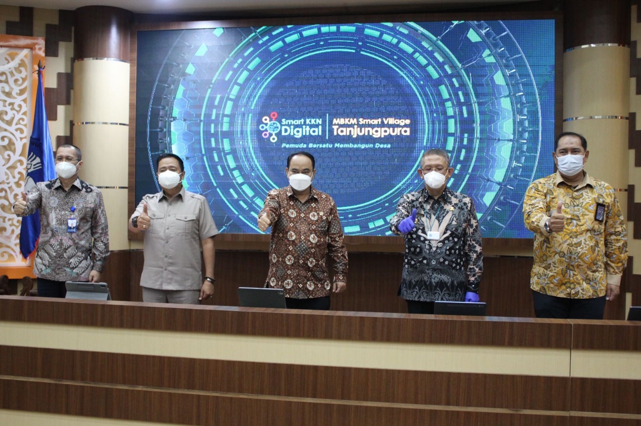 Launching Smart KKN Digital oleh Wakil Menteri Desa, Pembangunan Daerah Tertinggal dan Transmigrasi RI Budi Arie Setiadi (tengah) beserta Rektor Universitas Tanjung Pura Prof. Garuda Wiko (paling kiri), Ketua Komisi V DPR RI Lasarus (kedua dari kiri), Gubernur Kalimantan Barat Sutarmidji (kedua dari kanan), DEVP Marketing Telkom Regional VI Kalimantan Rachmad D. Hartanto (paling kanan) beberapa waktu yang lalu.