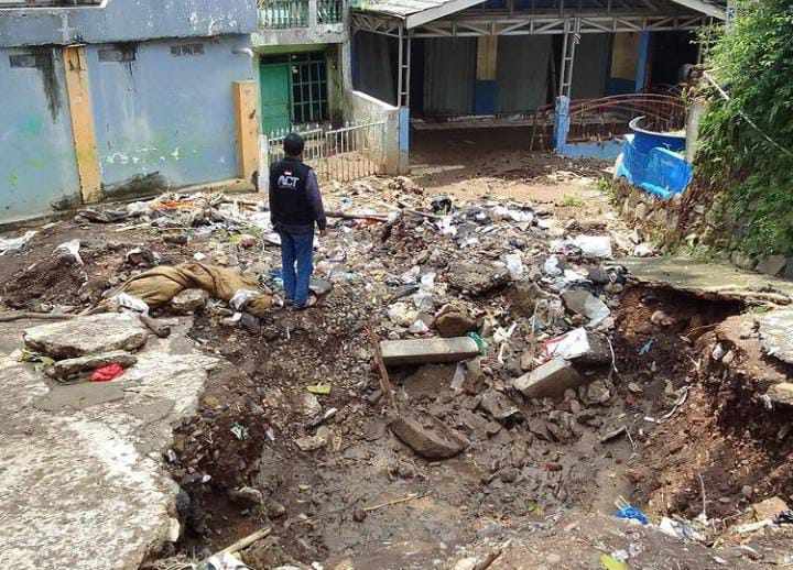 Akibat hujan deras pada wilayah kelurahan Cigugur Tengah sehingga menimbulkan banjir bandang dan ambruknya tanah, Rabu (3/11). (Intan Aida/Jabar Ekspres)
