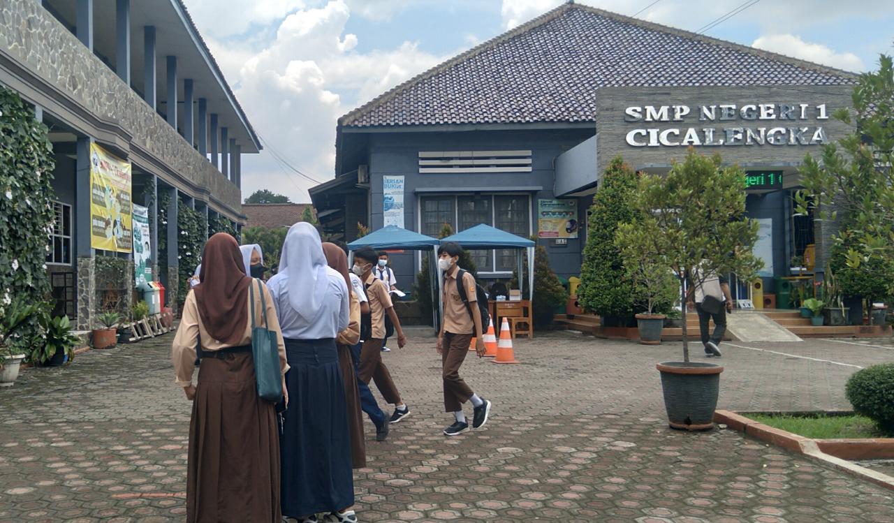 Para siswa SMP Negeri 1 Cicalengka usai melakukan PTMT