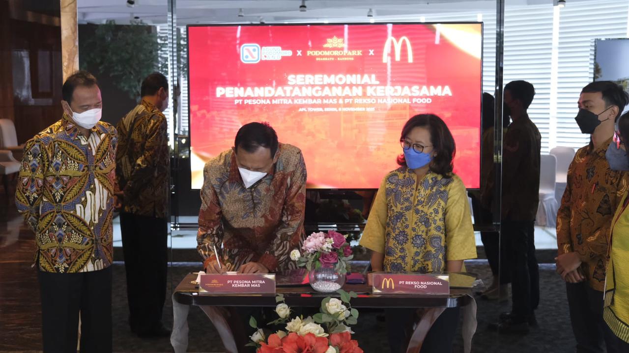 Bapak H. Noer Indradjaja (Direktur PT PMKM) dan Ibu Ratna Wirahadikusumah (Direktur Business Development) menandatangani perjanjian kerjasama (Dok. Podomoro Park)