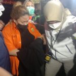 Penyidik Polda Metro Jaya melakukan penahanan terhadap anak penyanyi Nia Daniaty, Olivia Nathania (baju oranye) setelah yang bersangkutan selesai diperiksa sebagai tersangka dalam kasus dugaan penipuan bermodus rekrutmen calon pegawai negeri sipil (CPNS) di Mapolda Metro Jaya, Kamis (11/11/2021). ANTARA/Fianda Sjofjan Rassat