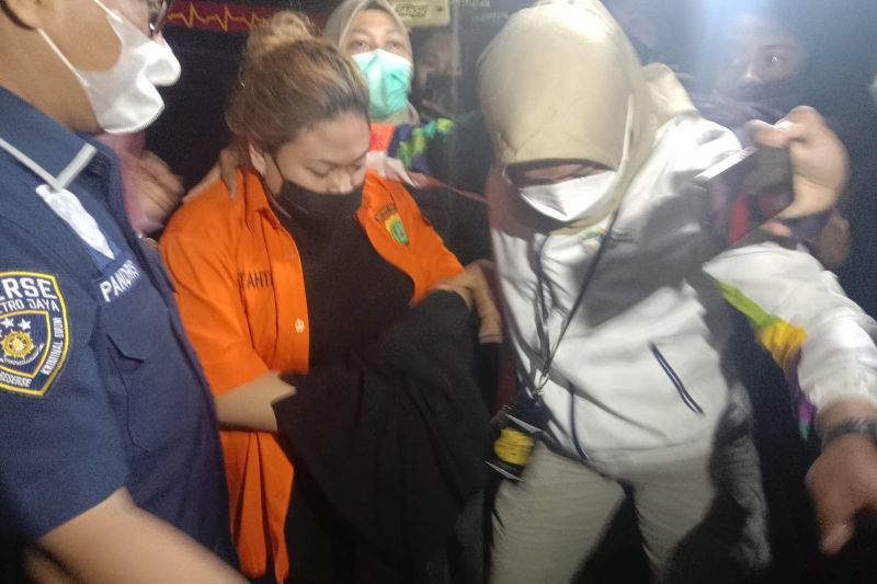 Penyidik Polda Metro Jaya melakukan penahanan terhadap anak penyanyi Nia Daniaty, Olivia Nathania (baju oranye) setelah yang bersangkutan selesai diperiksa sebagai tersangka dalam kasus dugaan penipuan bermodus rekrutmen calon pegawai negeri sipil (CPNS) di Mapolda Metro Jaya, Kamis (11/11/2021). ANTARA/Fianda Sjofjan Rassat