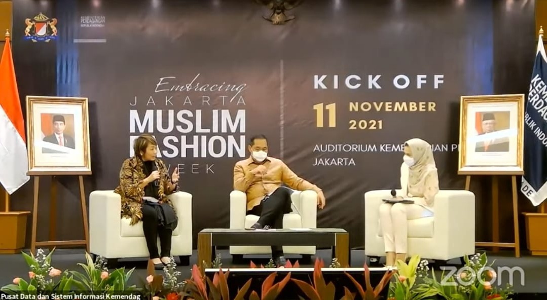 Menteri Perdagangan Muhammad Lutfi (tengah) bersama Wakil Ketua Komite Promosi Fesyen Muslim Nasional Anne Patricia Sutanto (kiri) saat menghadiri acara konferensi pers ‘Kick-Off Embracing Jakarta Muslim Fashion Week’ yang digelar secara hybrid, Kamis (11/11).