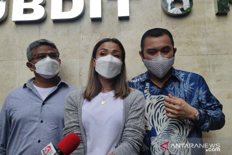 Artis Nirina Zubir (tengah) memberikan keterangan kepada wartawan terkait laporannya yang menjadi korban mafia tanah di Polda Metro Jaya, Rabu (17/11/2021). ANTARA/Fianda Sjofjan Rassat