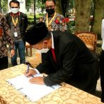 PERKUAT KERJA SAMA: Wali Kota Bandung, Oded M. Danial, menandatangani serah terima CSR layanan internet broadband dan wifi gratis 500 titik untuk Kota Bandung.