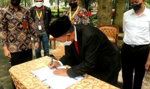 PERKUAT KERJA SAMA: Wali Kota Bandung, Oded M. Danial, menandatangani serah terima CSR layanan internet broadband dan wifi gratis 500 titik untuk Kota Bandung.