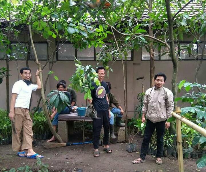Pembina Organisasi Gerakan Pemuda Peduli Alam (Gempa) Cimanggung, Dekki Ismailudin (tengah) saat persiapan penanaman pohon.