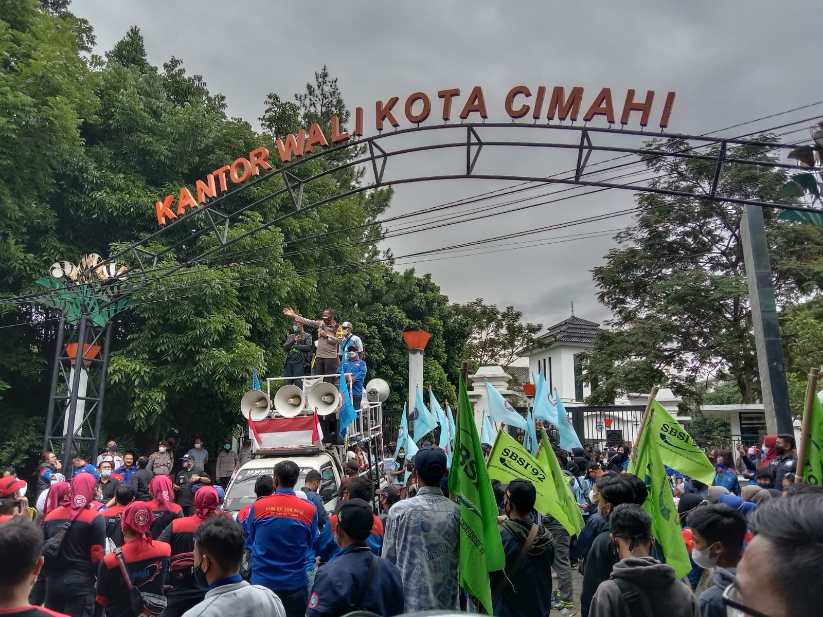 Suasana aksi buruh tuntutan kenaikan umk 2022 di depan Kantor Wali Kota Cimahi pada beberapa waktu lalu.