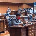 BERIKAN ARGUMEN: Anggota DPRD dari Fraksi PSI, Christian Julianto, menyampaikan pendapatnya dalam dari Rapat Paripurna DPRD Kota Bandung, Jumat (26/11).