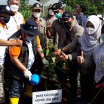 Dok. Kepala Dinas Hutan Provinsi Jawa Barat menanam dan menyiram pohon. Foto: Prajab.