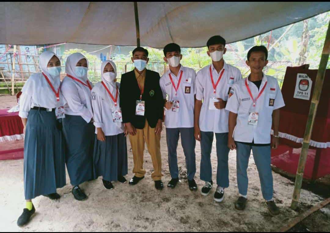 Dok. Panitia TPS 11 Desa Jatimekar mengusung tema pelajar SMA. Foto: Prajab.