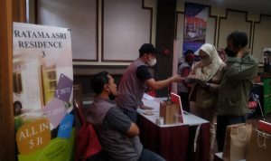 Calon pembeli rumah menerima penjelasan dari salah satu pengembang rumah, di Ballroom Hotel Poster, Jalan PHH Mustofa No 33, Kota Bandung, Minggu (28/11). (Foto: Yuga Hassani/Jabar Ekspres)