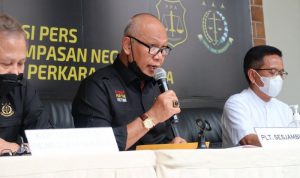 Pelaksana Tugas (Plt) Sekretaris Jaksa Agung Muda Pembinaan (Sesjambin) Kejagung RI Sartono (tengah) saat konferensi pers di Jakarta, Minggu (21/11/2021). ANTARA/Muhammad Zulfikar.