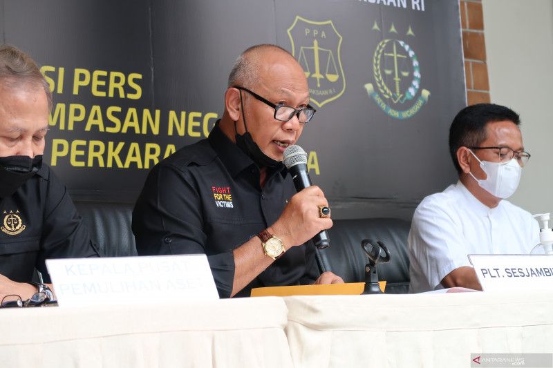 Pelaksana Tugas (Plt) Sekretaris Jaksa Agung Muda Pembinaan (Sesjambin) Kejagung RI Sartono (tengah) saat konferensi pers di Jakarta, Minggu (21/11/2021). ANTARA/Muhammad Zulfikar.