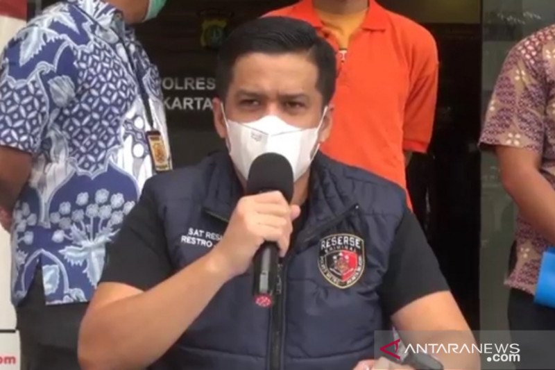 Kepala Reserse Kriminal Polres Metro Jakarta Selatan Komisaris Polisi Achmad Akbar ketika menyampaikan rilis kasus kejahatan seksual terhadap anak di Jakarta, Jumat (16/7/2021). (ANTARA/Dewa Ketut Sudiarta Wiguna)