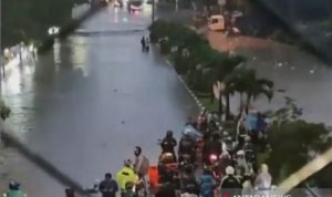 Banjir terjadi di Jalan Amir Machmud Kota Cimahi, Jawa Barat, Selasa (2/11/2021). (ANTARA/Instagram/@infocimahi.co)