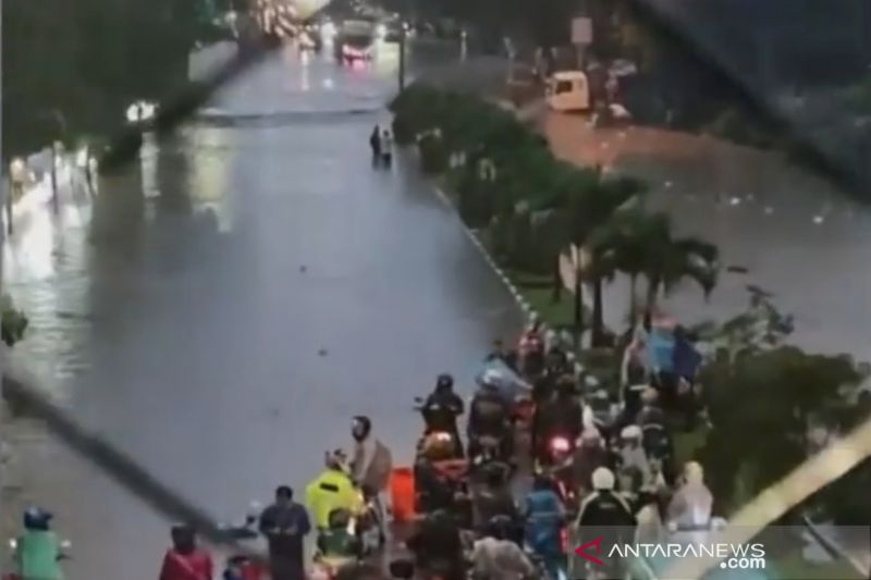 Banjir terjadi di Jalan Amir Machmud Kota Cimahi, Jawa Barat, Selasa (2/11/2021). (ANTARA/Instagram/@infocimahi.co)