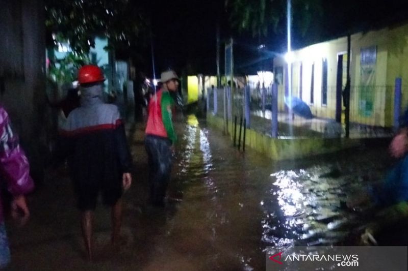 Sejumlah warga berjalan di tengah genangan banjir yang merendam pemukiman rumah penduduk di Kecamatan Pameungpeuk, Kabupaten Garut, Jawa Barat, beberapa waktu lalu. (ANTARA/HO-BPBD Garut)
