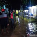 Sejumlah warga berjalan di tengah genangan banjir yang merendam pemukiman rumah penduduk di Kecamatan Pameungpeuk, Kabupaten Garut, Jawa Barat, beberapa waktu lalu. (ANTARA/HO-BPBD Garut)