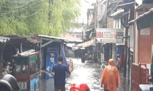 Kawasan permukiman warga Kampung Duku Rukun Tetangga (RT) 06 RW 02 Kebayoran Lama Utara, Kebayoran Lama, Jakarta Selatan dilanda banjir dengan ketinggian mencapai satu meter, Minggu (7/11/2021). ANTARA/Sihol Hasugian
