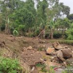 Petugas meninjau kerusakan akibat banjir bandang melanda Kecamatan Sukaresmi, Kabupaten Garut, Jawa Barat, Selasa (9112021). ANTARAHO-Dok.pribadi