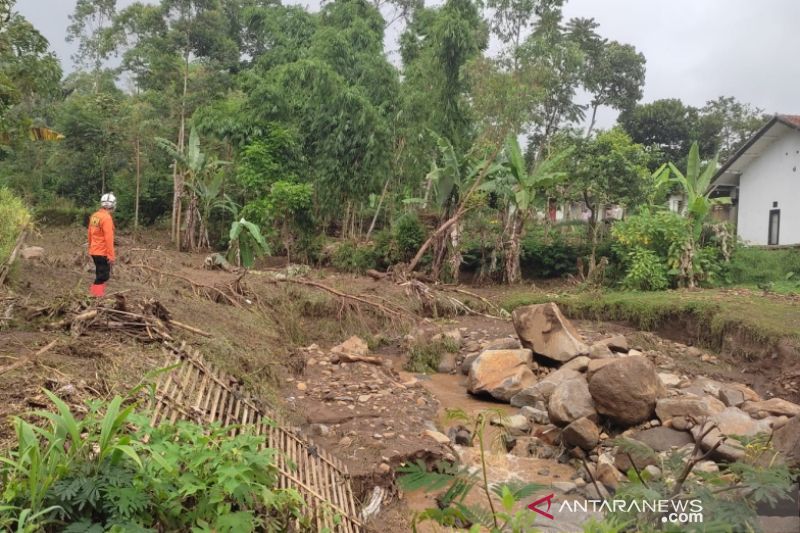 Petugas meninjau kerusakan akibat banjir bandang melanda Kecamatan Sukaresmi, Kabupaten Garut, Jawa Barat, Selasa (9112021). ANTARAHO-Dok.pribadi
