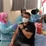 Pemberian vaksinasi Covid-19 kepada masyarakat di Kota Bandung. (Sandi Nugraha/Jabar Ekspres)