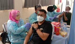 Pemberian vaksinasi Covid-19 kepada masyarakat di Kota Bandung. (Sandi Nugraha/Jabar Ekspres)
