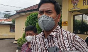 Kasat Narkoba Polresta Cirebon, Jawa Barat AKP Danu Raditya Atmaja saat memberi keterangan kepada media di Cirebon, Jawa Barat, Jumat (12/11/2021). (ANTARA/Khaerul Izan)