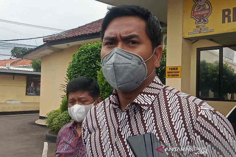 Kasat Narkoba Polresta Cirebon, Jawa Barat AKP Danu Raditya Atmaja saat memberi keterangan kepada media di Cirebon, Jawa Barat, Jumat (12/11/2021). (ANTARA/Khaerul Izan)