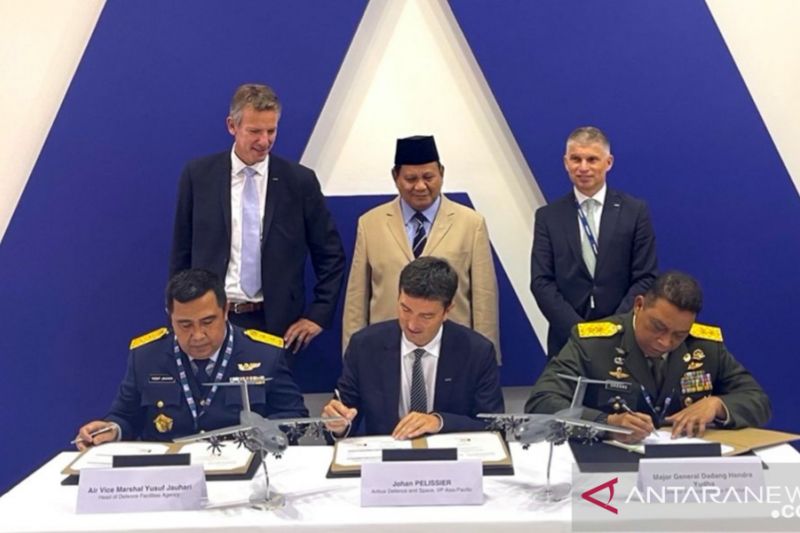 Menhan Prabowo Subianto saat menyaksikan penandatanganan kontrak dua pesawat Airbus A400M di sela-sela kunjungannya di Dubai Airshow 2021. ANTARA/HO-Tim dokumentasi Menhan Prabowo