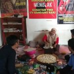 PERBAIKI EKONOMI: Ibu-ibu yang tergabung dalam Federasi Serikat Buruh Militan (F-Sebumi) Jawa Barat tampak sedang mengolah bahan makanan yang diproduksinya.