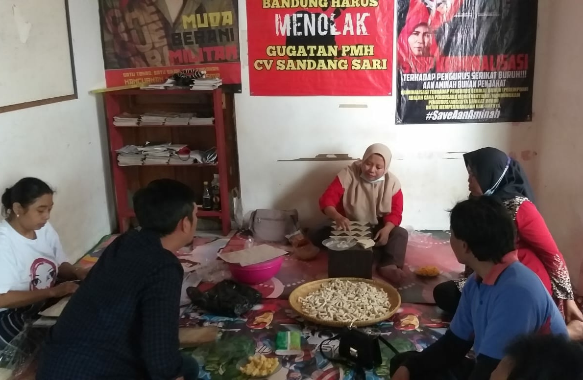 PERBAIKI EKONOMI: Ibu-ibu yang tergabung dalam Federasi Serikat Buruh Militan (F-Sebumi) Jawa Barat tampak sedang mengolah bahan makanan yang diproduksinya.