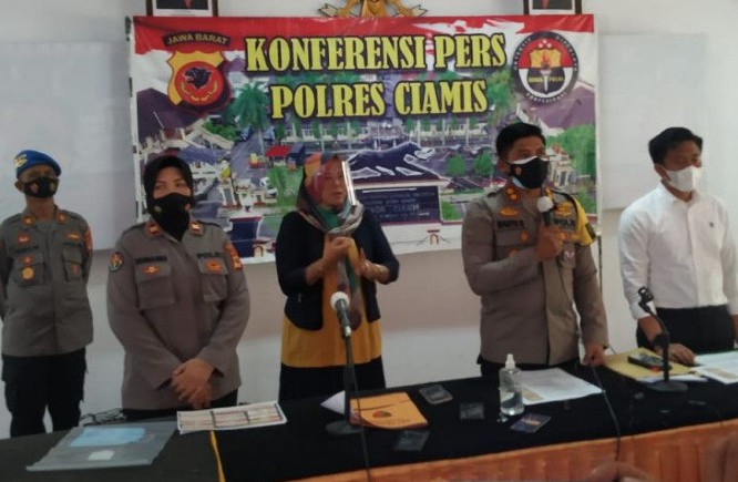 Kepala Kepolisian Resor Ciamis AKBP Wahyu Broto Narsono (kedua kanan) menyampaikan keterangan penetapan tersangka kasus 11 siswa tewas saat susur sungai. (Polres Ciamis/Antara)