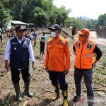 Wakil Gubernur Jawa Barat UU Ruzhanul Ulum (kedua kiri) bersama Wakil Bupati Garut Helmi Budiman (kedua kanan) meninjau daerah yang terdampak banjir bandang di Kecamatan Sukawening, Kabupaten Garut, Jawa Barat, Minggu (28/11/2021). (ANTARA/HO-Diskominfo Garut)