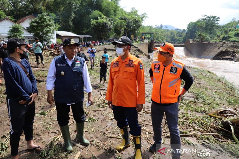 Wakil Gubernur Jawa Barat UU Ruzhanul Ulum (kedua kiri) bersama Wakil Bupati Garut Helmi Budiman (kedua kanan) meninjau daerah yang terdampak banjir bandang di Kecamatan Sukawening, Kabupaten Garut, Jawa Barat, Minggu (28/11/2021). (ANTARA/HO-Diskominfo Garut)