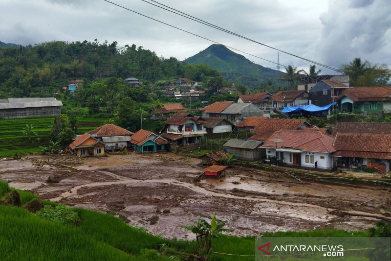 Kondisi daerah yang terdampak banjir bandang di Kecamatan Sukawening, Kabupaten Garut, Jawa Barat. (ANTARA/Adeng Bustomi)