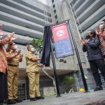 Wali Kota Bandung Oded M Danial meresmikan kawasan tanpa rokok di Jalan Braga, Kota Bandung, Jawa Barat, Senin (15/11/2021). (ANTARA/HO-Humas Pemkot Bandung)