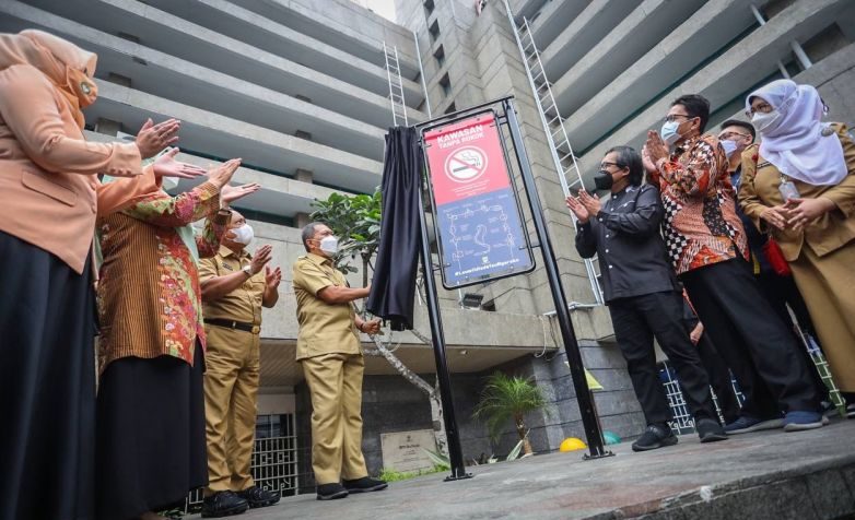 Wali Kota Bandung Oded M Danial meresmikan kawasan tanpa rokok di Jalan Braga, Kota Bandung, Jawa Barat, Senin (15/11/2021). (ANTARA/HO-Humas Pemkot Bandung)
