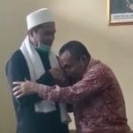 Kades Cimuncang Engkus mencium tangan KH Emo Abdul Basith setalah dimarahi di depan publik