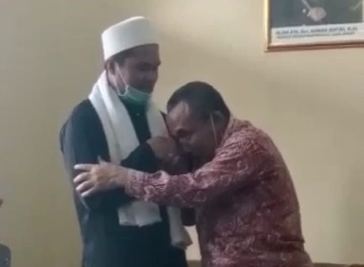Kades Cimuncang Engkus mencium tangan KH Emo Abdul Basith setalah dimarahi di depan publik
