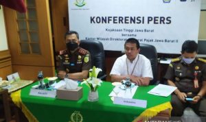 Kajati Jawa Barat Asep N Mulyana bersama Kepala Kanwil DJP Jawa Barat II Harry Gumelar. (ANTARA/Bagus Ahmad Rizaldi)
