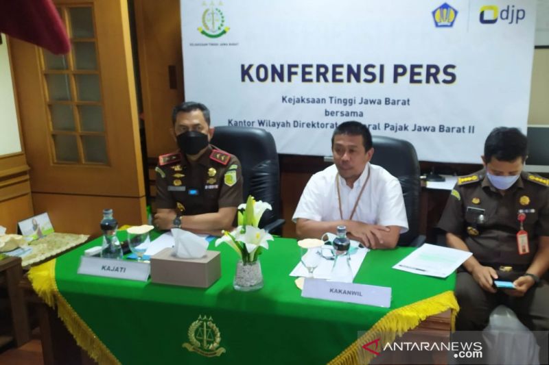 Kajati Jawa Barat Asep N Mulyana bersama Kepala Kanwil DJP Jawa Barat II Harry Gumelar. (ANTARA/Bagus Ahmad Rizaldi)