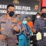 Kapolres Majalengka AKBP Edwin Affandi saat menunjukkan barang bukti di Majalengka, Jawa Barat, Jumat (5/11/2021). (ANTARA/Ho Humas Polres Majalengka)