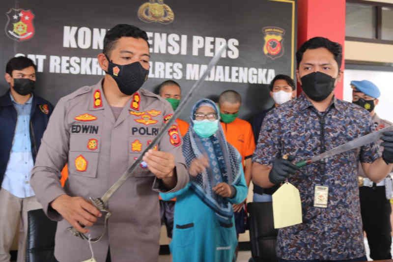 Kapolres Majalengka AKBP Edwin Affandi saat menunjukkan barang bukti di Majalengka, Jawa Barat, Jumat (5/11/2021). (ANTARA/Ho Humas Polres Majalengka)