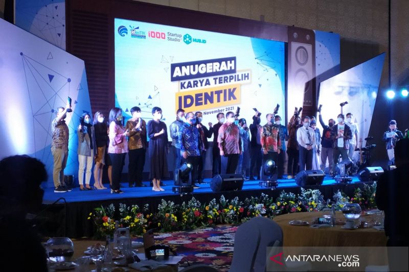 Kementerian Komunikasi dan Informatika memberikan anugerah IdenTIK kepada 18 start up anak bangsa. (ANTARA/Bagus Ahmad Rizaldi)