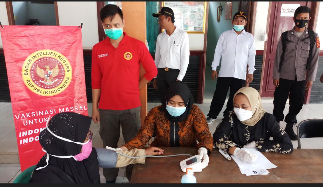 Kepala Badan Intelejen Negara (BIN) Daerah Jawa Barat Brigjen TNI Dedy Agus Purwanto sedang memonitoring proses pelaksanaan vaksin di Kecamatan Terisi, Kabupaten Indramayu