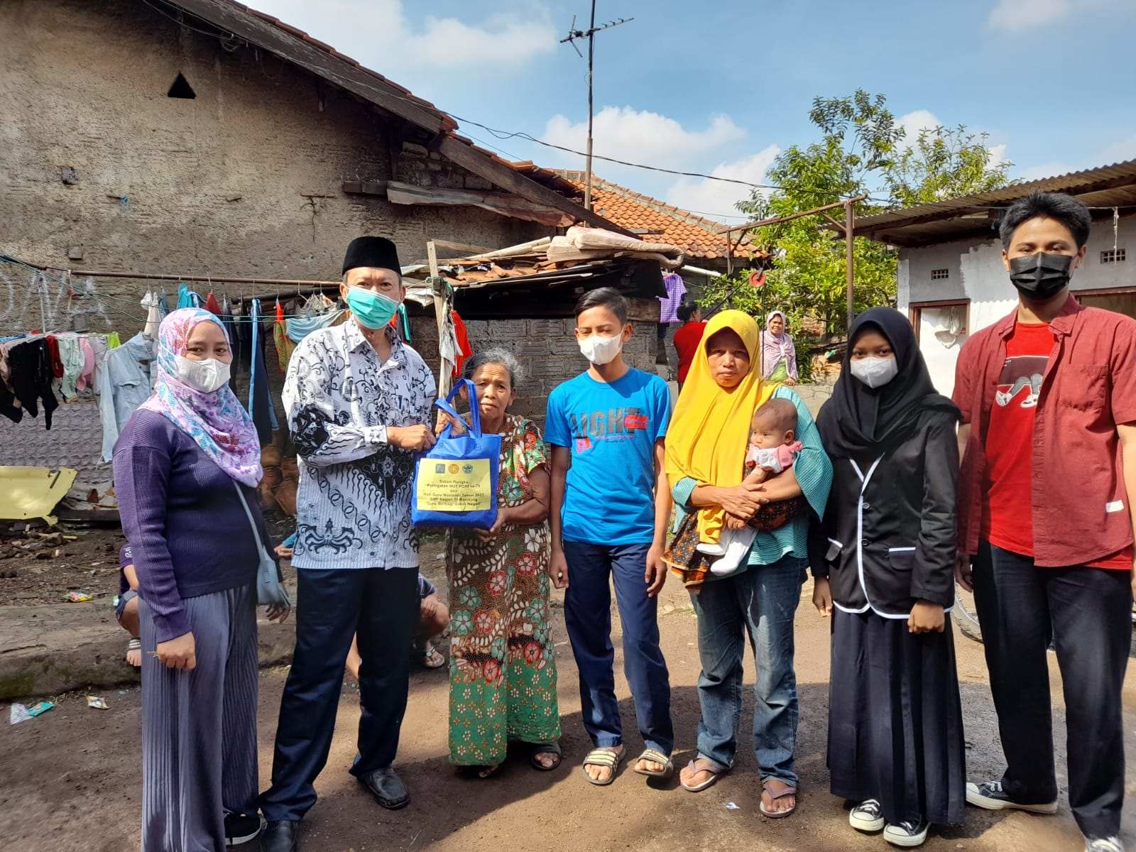 Kepala Sekolah SMPN 59 Kota Bandung Asep Ramdani mengunjungi siswa RMP untuk dibagikan sembako dan perlengkapan sekolah
