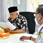 Ketua Komisi IV DPRD Jabar Tetetp Abdul Latif memeriksa hasil laporan UPTD LLAJ wilayah II Jabar