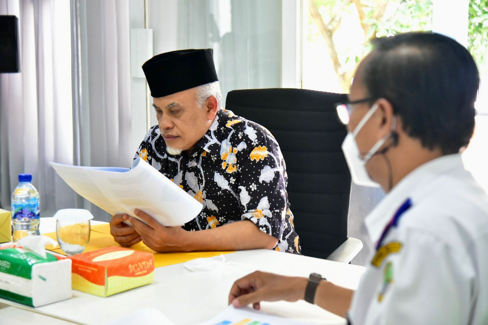 Ketua Komisi IV DPRD Jabar Tetetp Abdul Latif memeriksa hasil laporan UPTD LLAJ wilayah II Jabar
